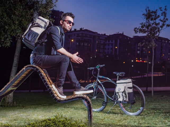 Fahrradtasche mit Kühlfunktion. Das Besondere an dieser Tasche ist, dass sie sowohl als Rucksack als auch als Fahrradtasche verwendet werden kann. Die Tasche ist einfach am Gepäckträger zu befestigen und verfügt über ein praktisches Picknickfach.